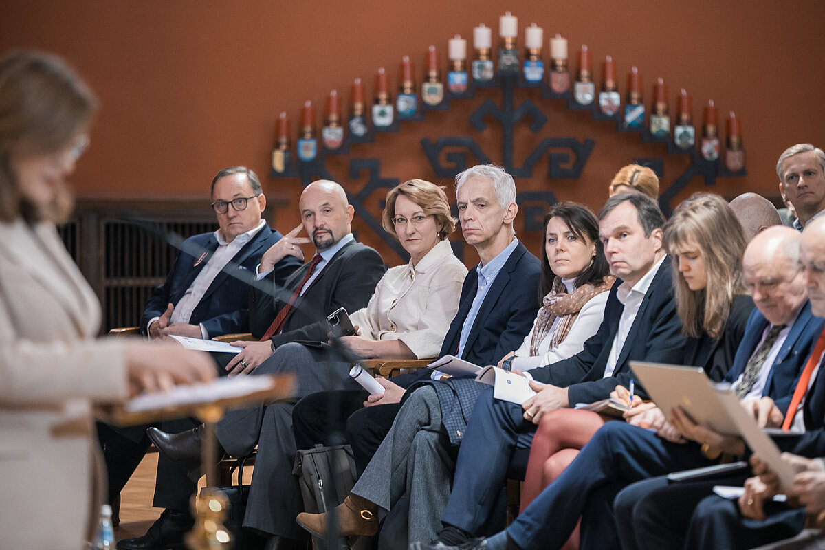 Bēgušo deputātu mandātu anulēšana: likuma burts un sabiedrības gaidas