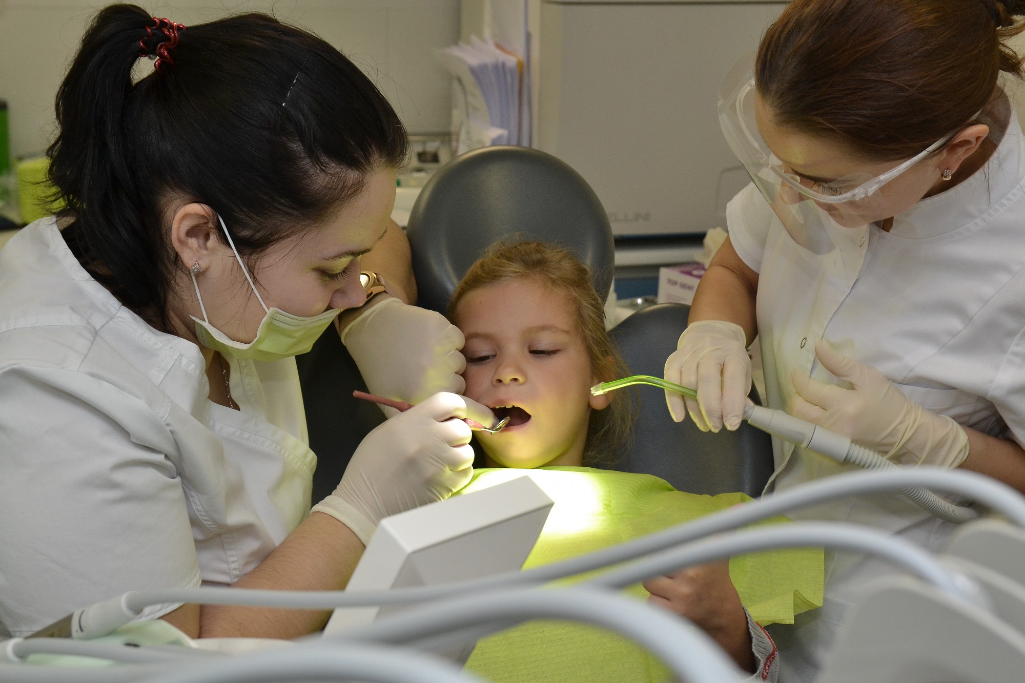 Bērnu zobu veselība Latvijā: Ilgās rindas un zobārstu trūkums joprojām aktuāli