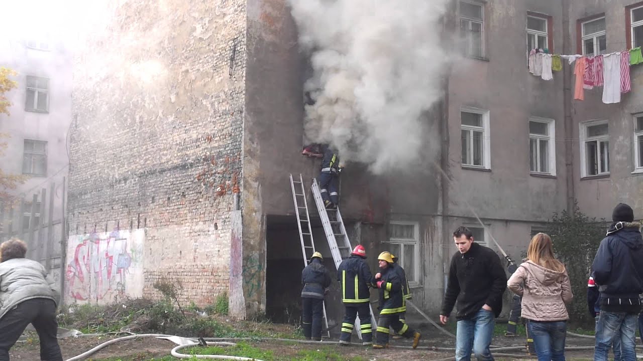 Bruņinieku ielas ugunsgrēkā izglābts kaķis: ugunsdzēsēja cilvēcīgā atbilde kļūst par iedvesmu