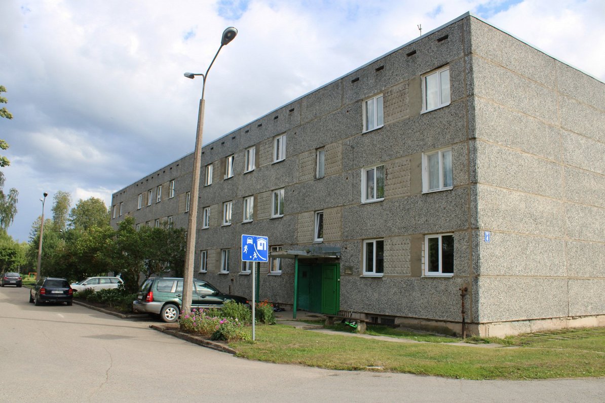 Jelgavā kaimiņi izmisumā: Vācēja terorizē daudzdzīvokļu māju ar draudiem un antisanitāriju