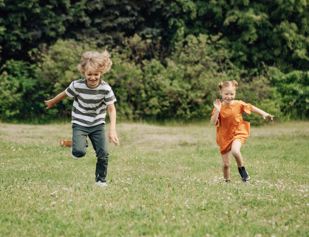 Kad mazulis var pievienoties ģimenes galdam? Praktiski padomi vecākiem