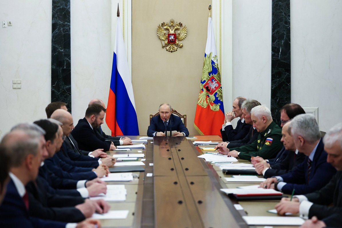 Latvijas izlūkdienesti: Kremlis slepeni atzīst milzīgus sankciju zaudējumus, Putins dzīvo informācijas burbulī