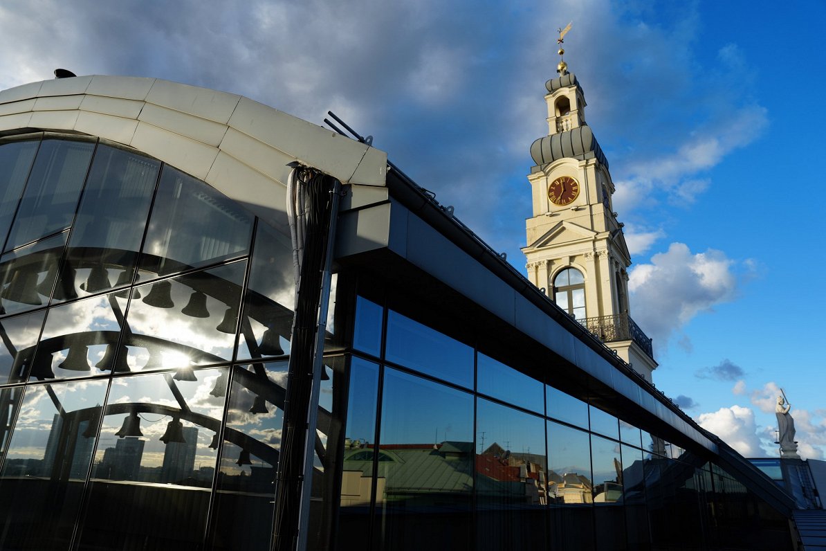 Pārsteigums Grīziņkalnā: Rīgas dome bez brīdinājuma bloķē Vārnu ielu, radot sašutumu