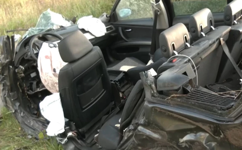 Smaga avārija Krāslavā: Ātrgaitas BMW sadursmē ar kravas busu uz Vienības ielas