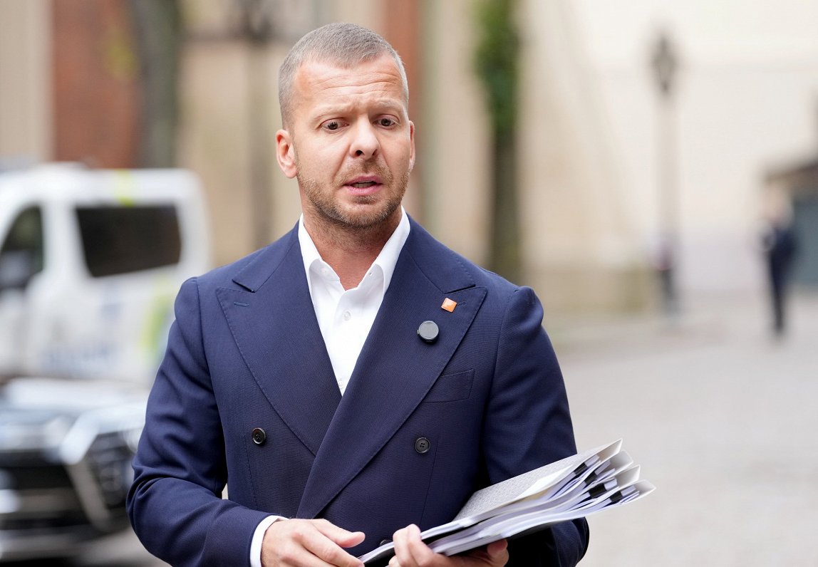 Aleksejs Rosļikovs zaudē Rīgas domes deputāta mandātu: Politiskā drāma un apsūdzības nodevībā