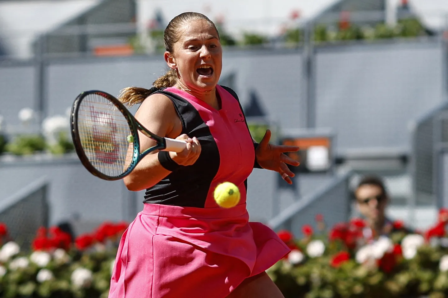 Aļona Ostapenko pārvar sīvu pretestību un iekļūst Romas WTA 1000 turnīra astotdaļfinālā