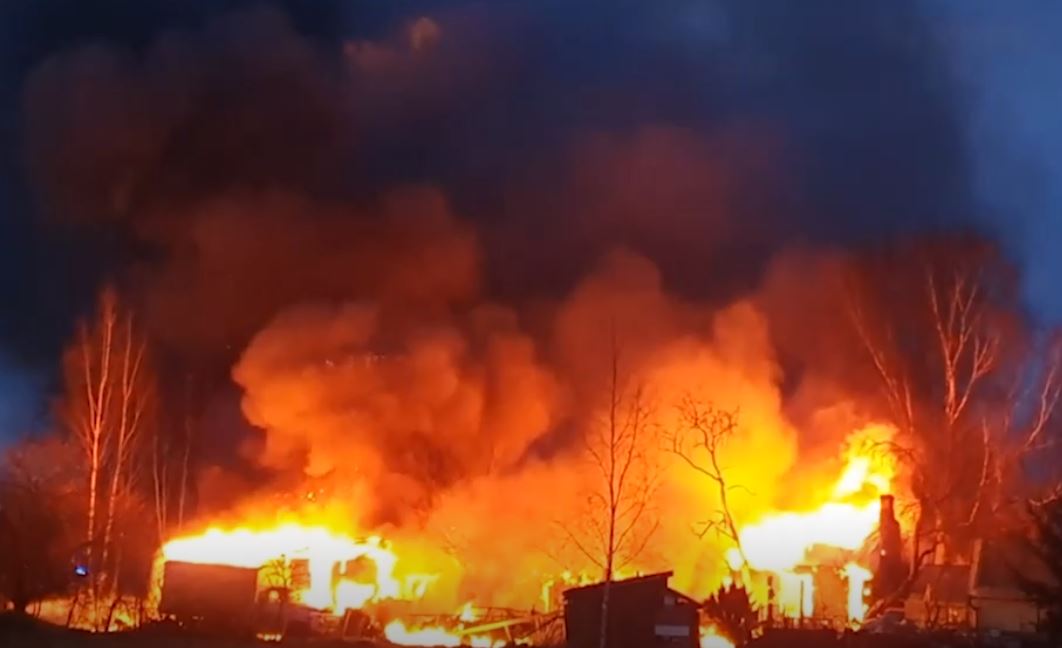 Jelgavā postošs ugunsgrēks: viena cigarete iznīcina vairākas dārza mājas un atstāj cietušo