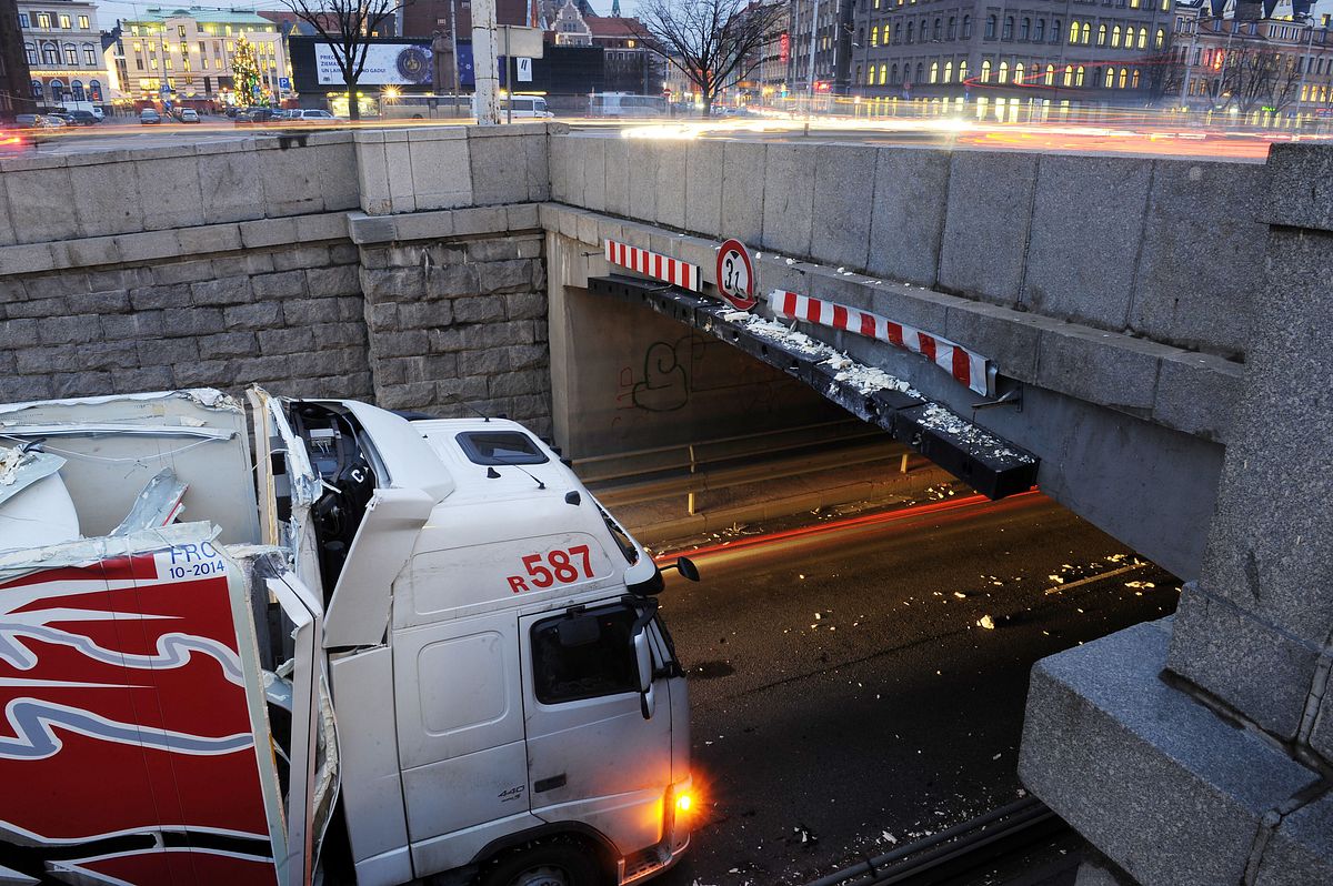 Kravas auto iesprūst zem Akmens tilta: Atkārtots brīdinājums šoferiem Rīgā
