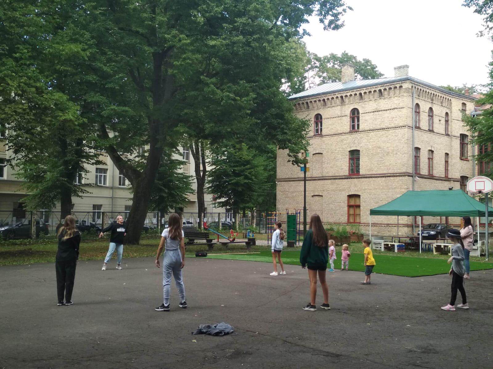 Lietuvas demogrāfiskā mīkla: vai deju vakari atrisinās dzimstības krīzi?