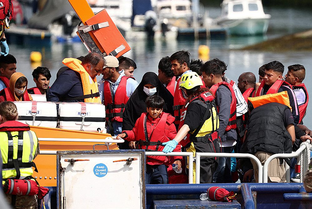 Nelegālo migrantu pārvadātājs Bauskas novadā atkal pieķerts: Bargs sods neattur vieglas naudas tīkotājus