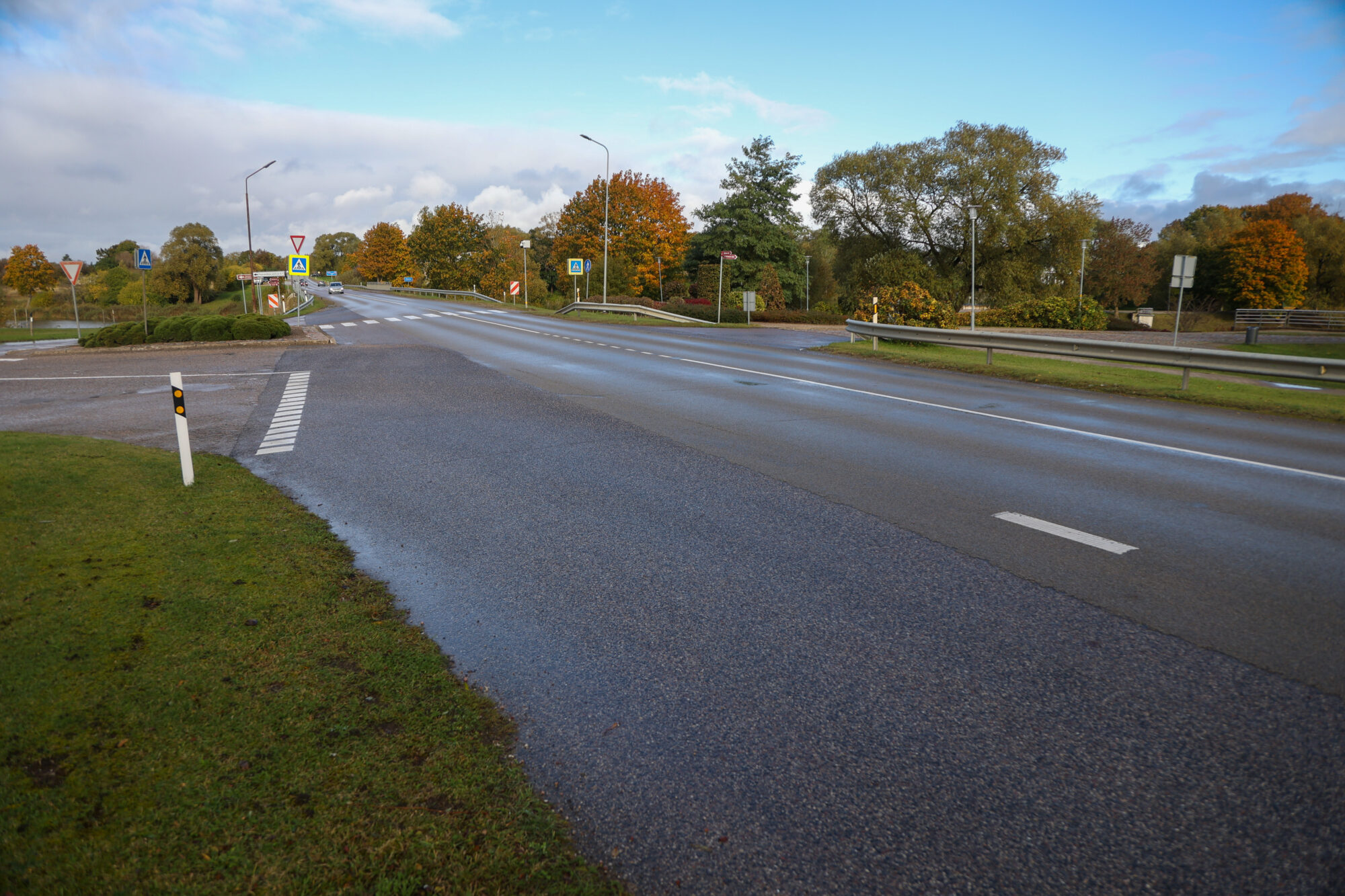 Pļavnieku krustojuma dilemma: nenovilkta stoplīnija apdraud gājējus