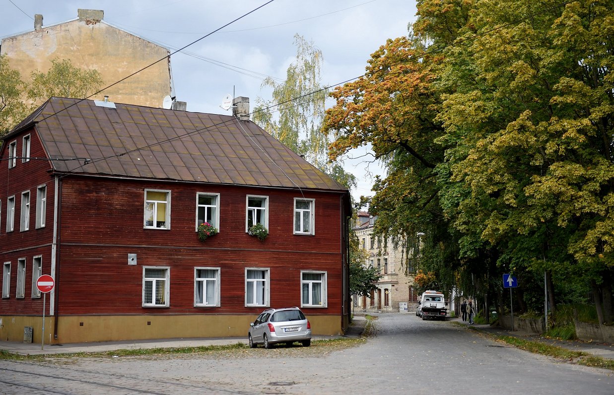 Pusnakts Drāma Rīgas Latgales ielā: Kaimiņu Modrība Novērš Traģēdiju