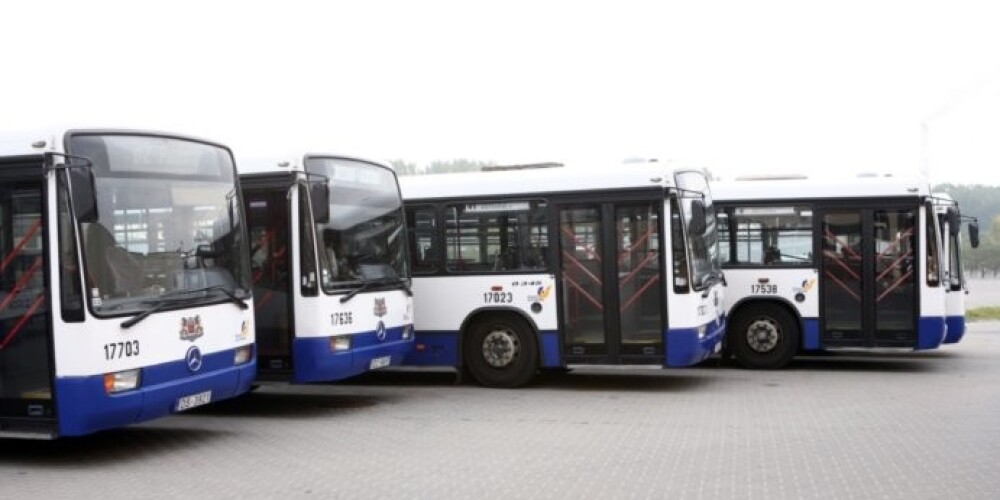 Saldus Skandāls: Autobusa Šoferis Atsaka Pārvadāt Nepilngadīgo “Netīru Drēbju” Dēļ