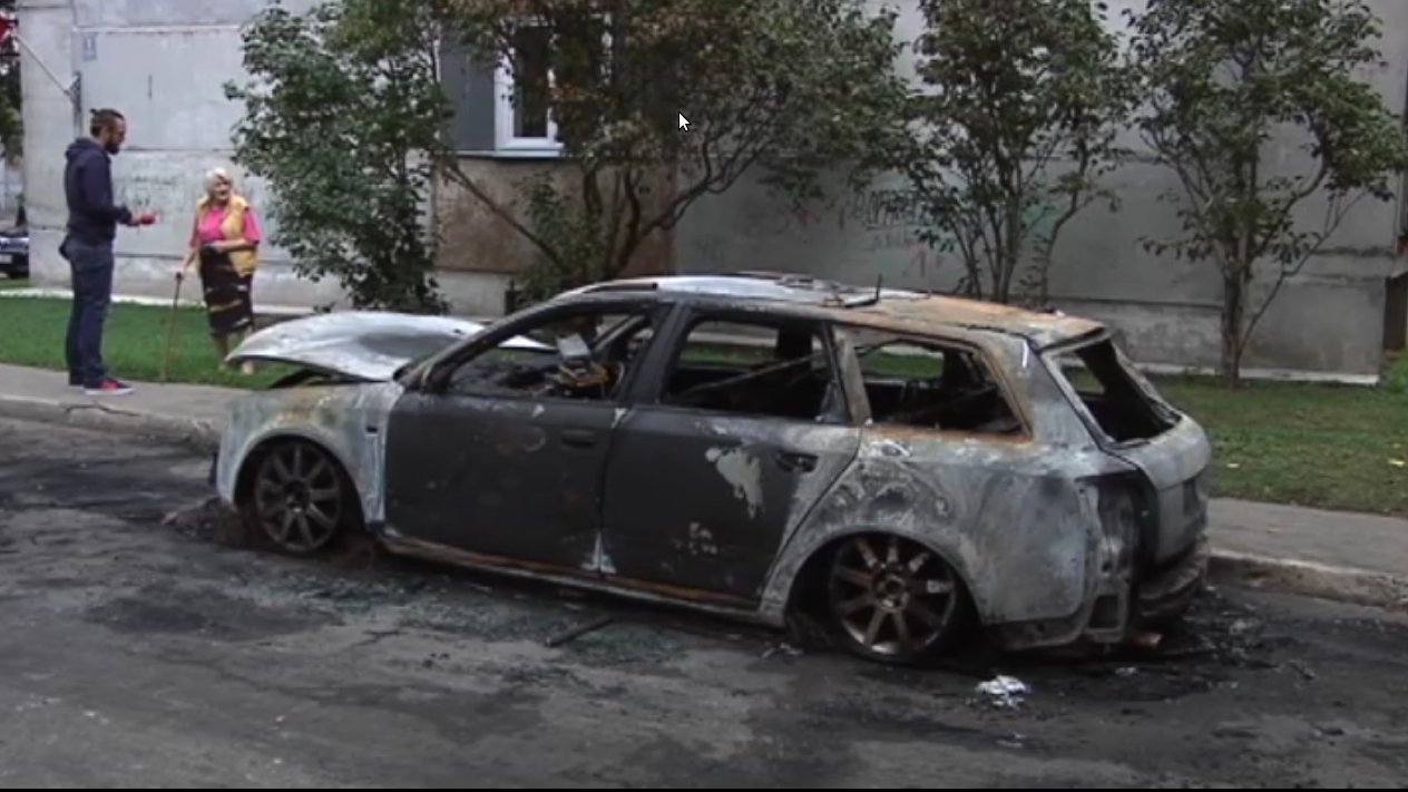 Šokējošs incidents Ķengaragā: liesmas iznīcina automašīnu, aizdomas krīt uz jauniešiem
