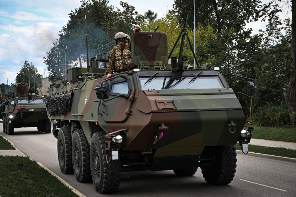 Trauksme Latvijas pierobežā: NATO iznīcinātāji patrulē gaisa telpā pēc brīdinājuma
