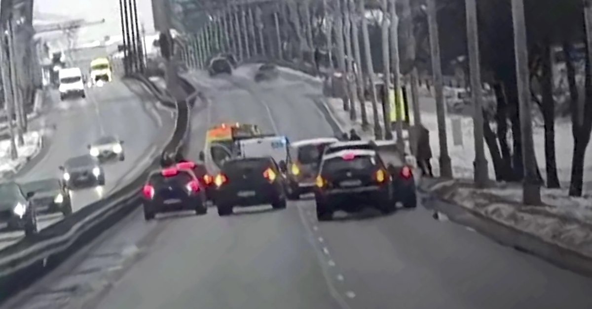 Viena brīža neuzmanība: Gājējs uz auto kapota, tomātu mērce uz asfalta – brīdinājums visiem satiksmes dalībniekiem