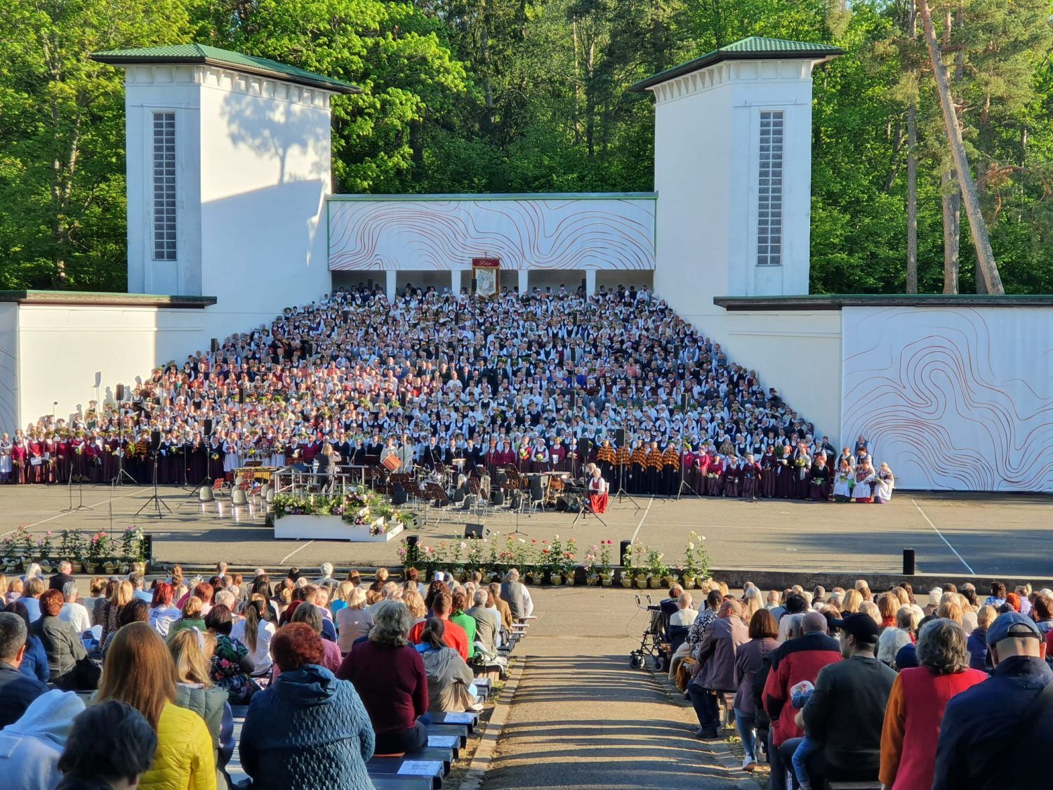 Cēsis Uzņem Dziesmu Svētkus: Grandiozs Sieviešu un Vīru Koru Salidojums Pils Parka Estrādē
