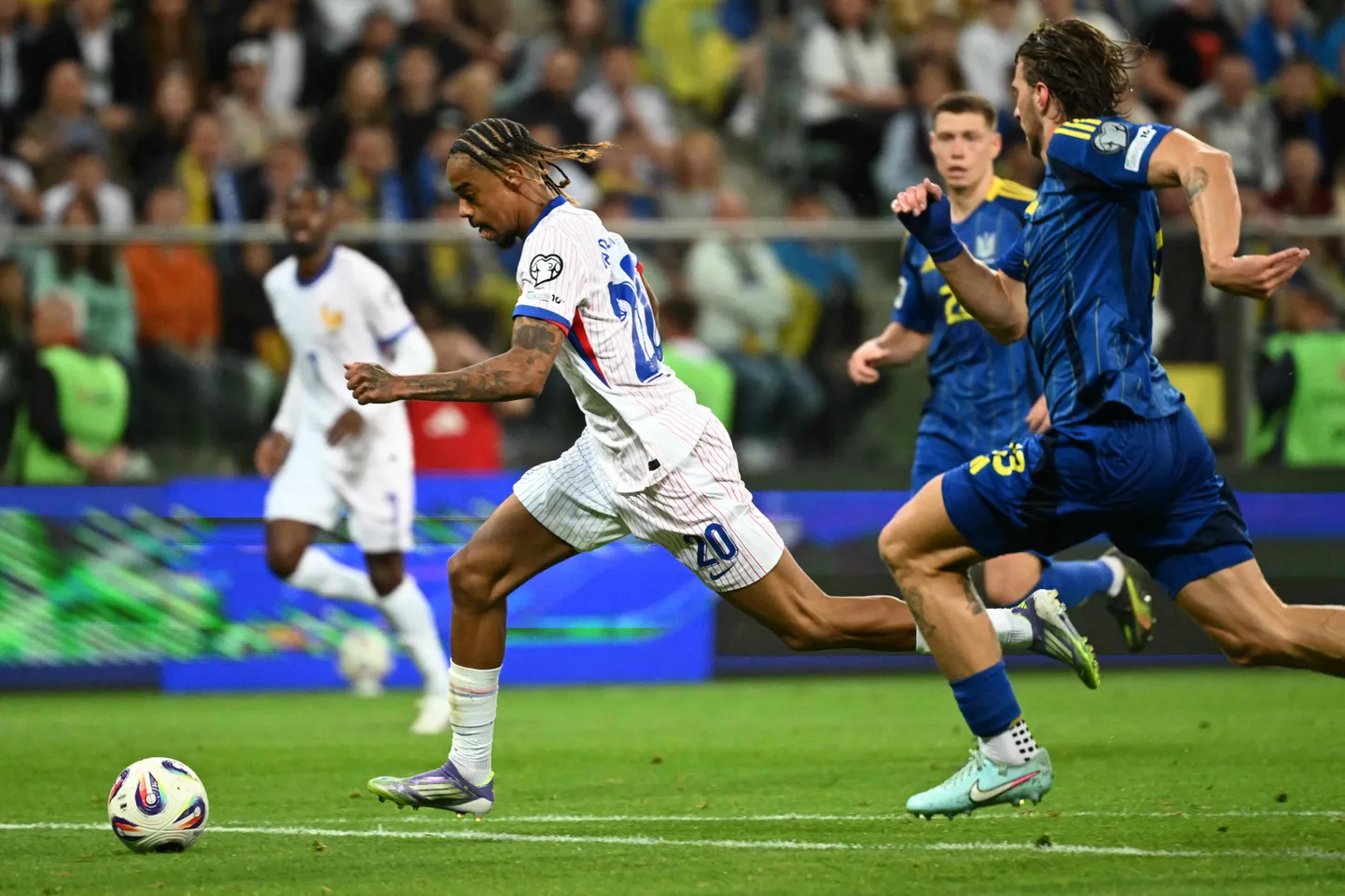 Dienvidkoreja ar iespaidīgu uzvaru sāk Pasaules kausu futbolā, pārspējot Čehiju
