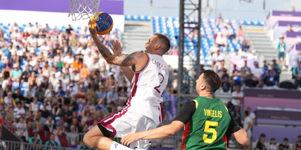 Latvijas 3×3 basketbolisti ar pārliecinošu uzvaru pār Lietuvu nodrošina vietu Pasaules kausa medaļu cīņās