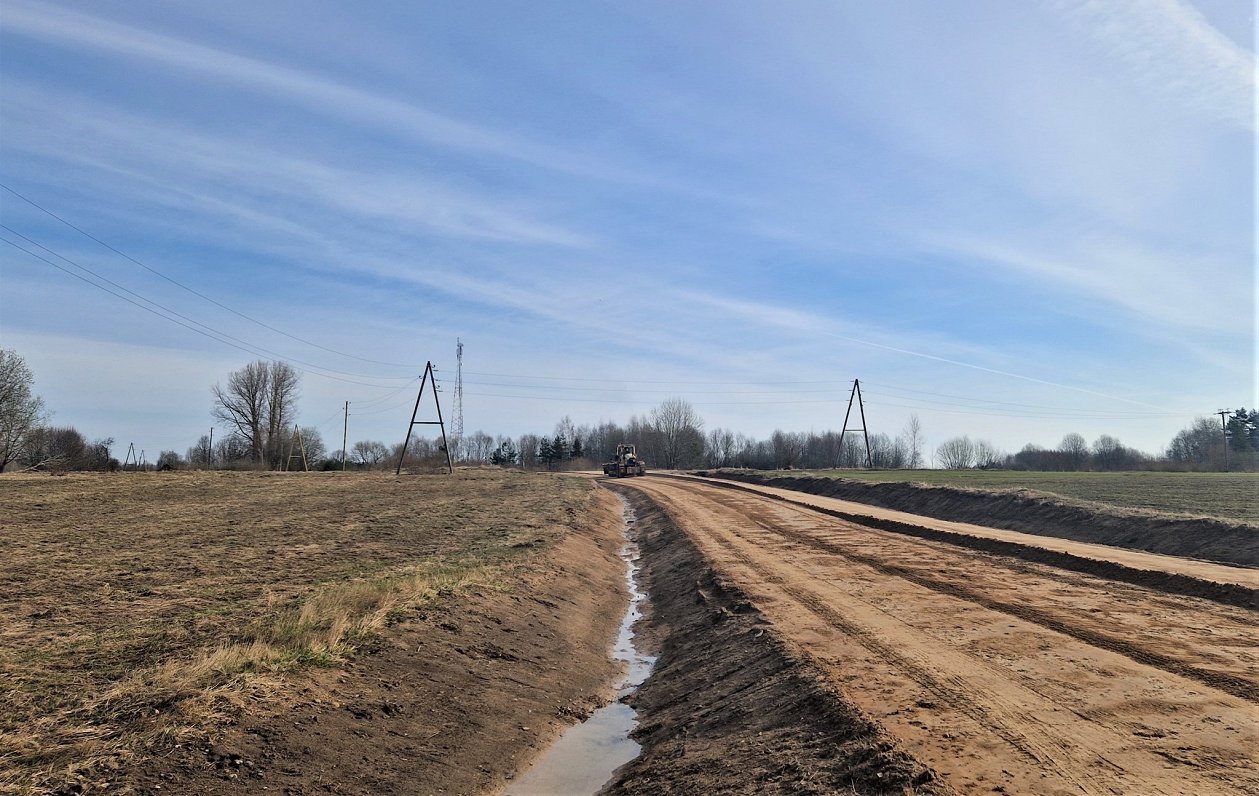 Naktsmiers izjaukts un ceļš sabojāts: Vecmīlgrāvja iedzīvotāji sašutuši par “Rīgas ūdens” darbiem