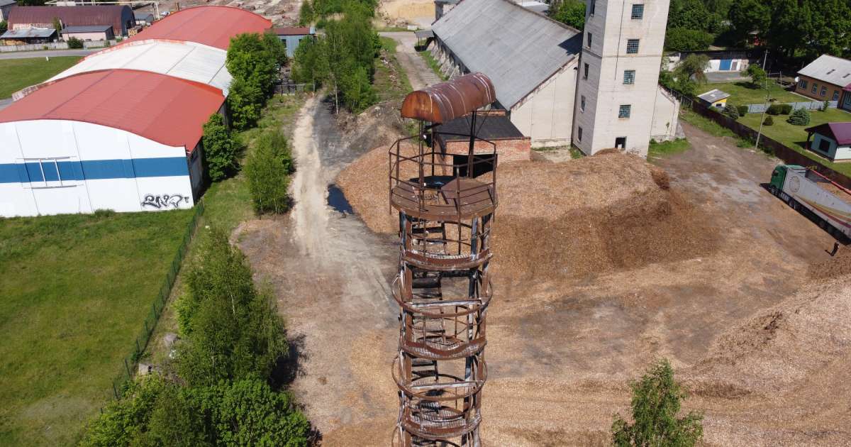 Pārgalvīgi piedzīvojumi Baložos: Jaunieši riskē ar dzīvību, kāpjot sakaru tornī