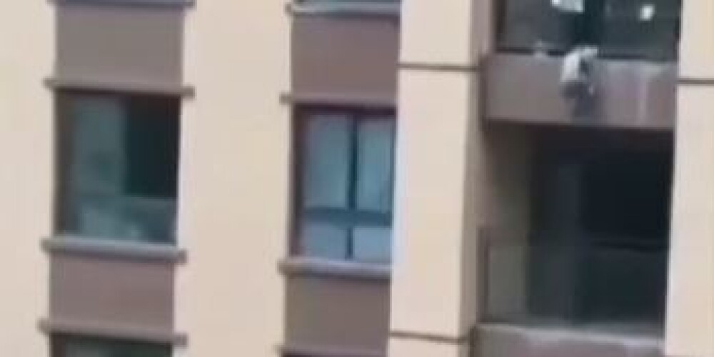 Polijā piecgadīga meitene brīnumaini izdzīvo pēc kritiena no 11. stāva – māte gulējusi reibumā