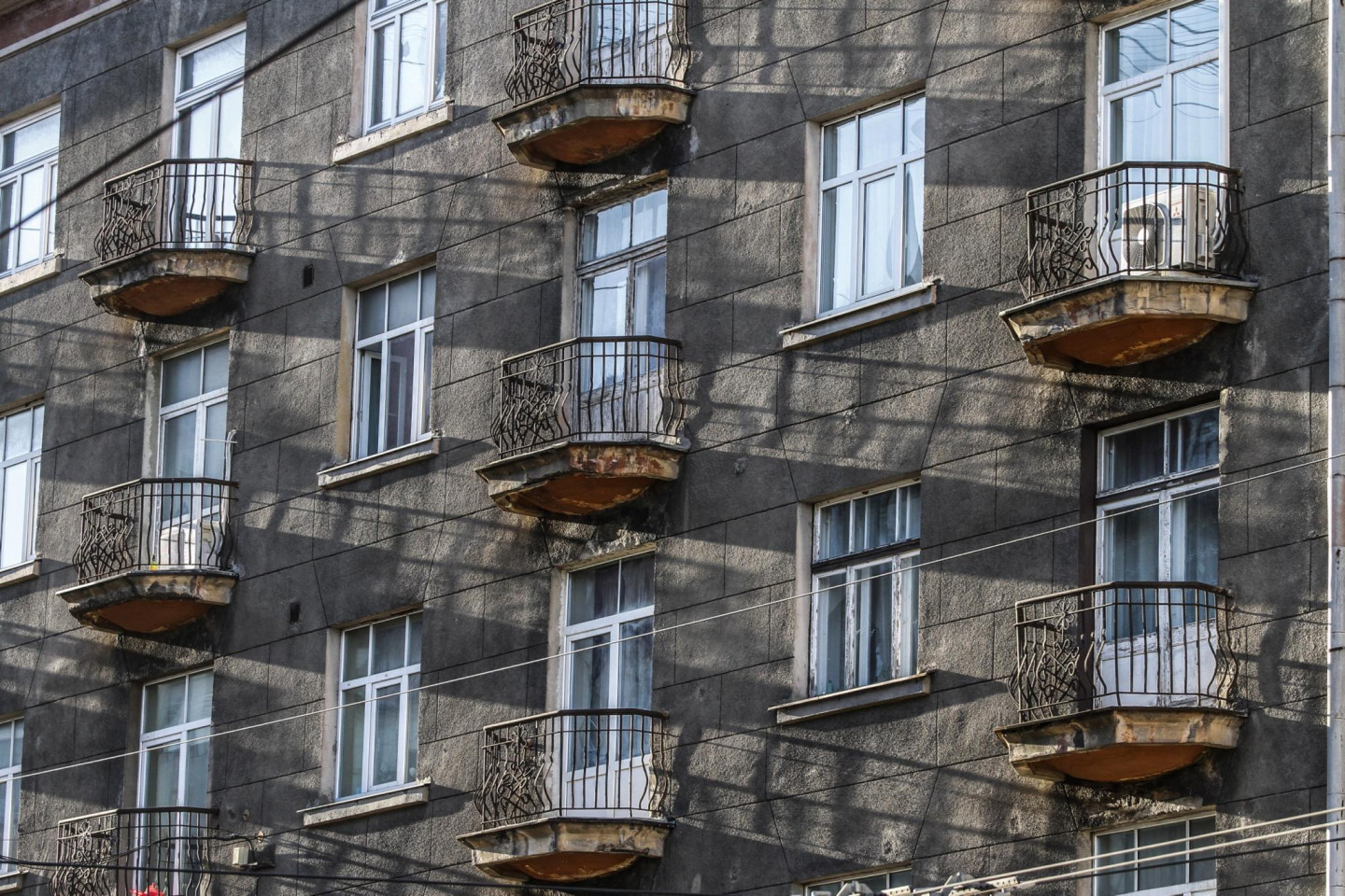 Purvciema bīstamie balkoni: Iedzīvotāji gadiem kavējas ar renovāciju, apdraudot drošību
