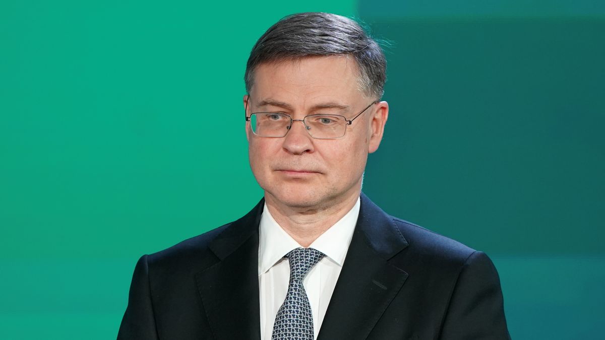 Rail Baltica projekts krustcelēs: ES komisārs aicina stingri uzraudzīt izmaksas un meklēt risinājumus